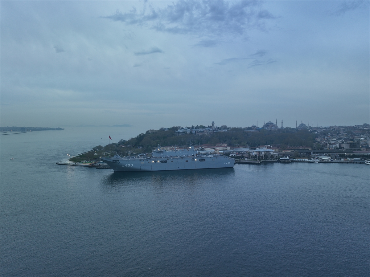 Sarayburnu'na çekilen TCG Anadolu'ya ziyaretçi akını