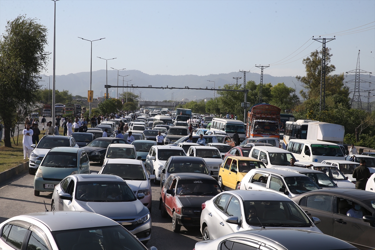 Pakistan'da İmran Han destekçilerinin protestosu ülkeyi karıştı