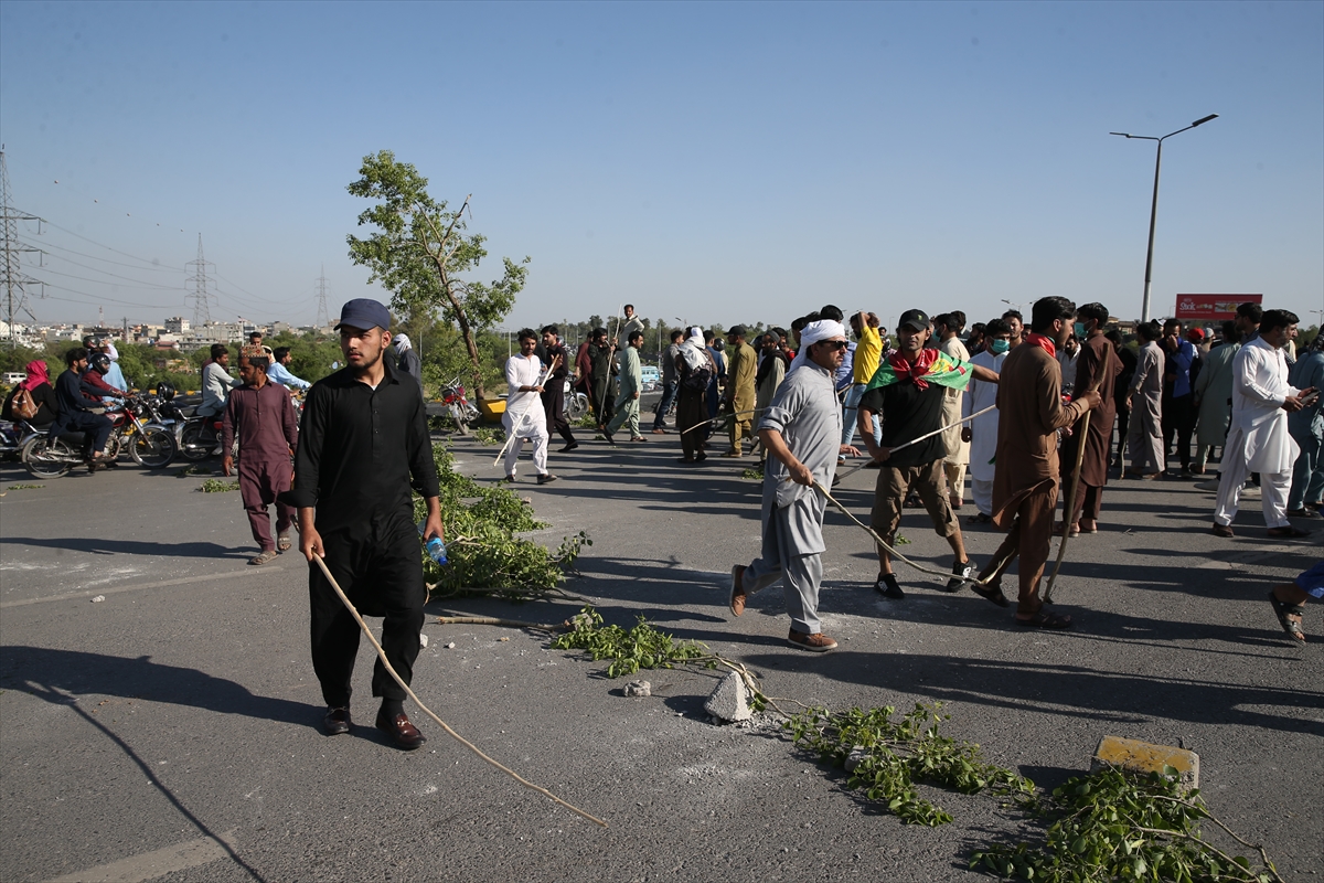 Pakistan'da İmran Han destekçilerinin protestosu ülkeyi karıştı