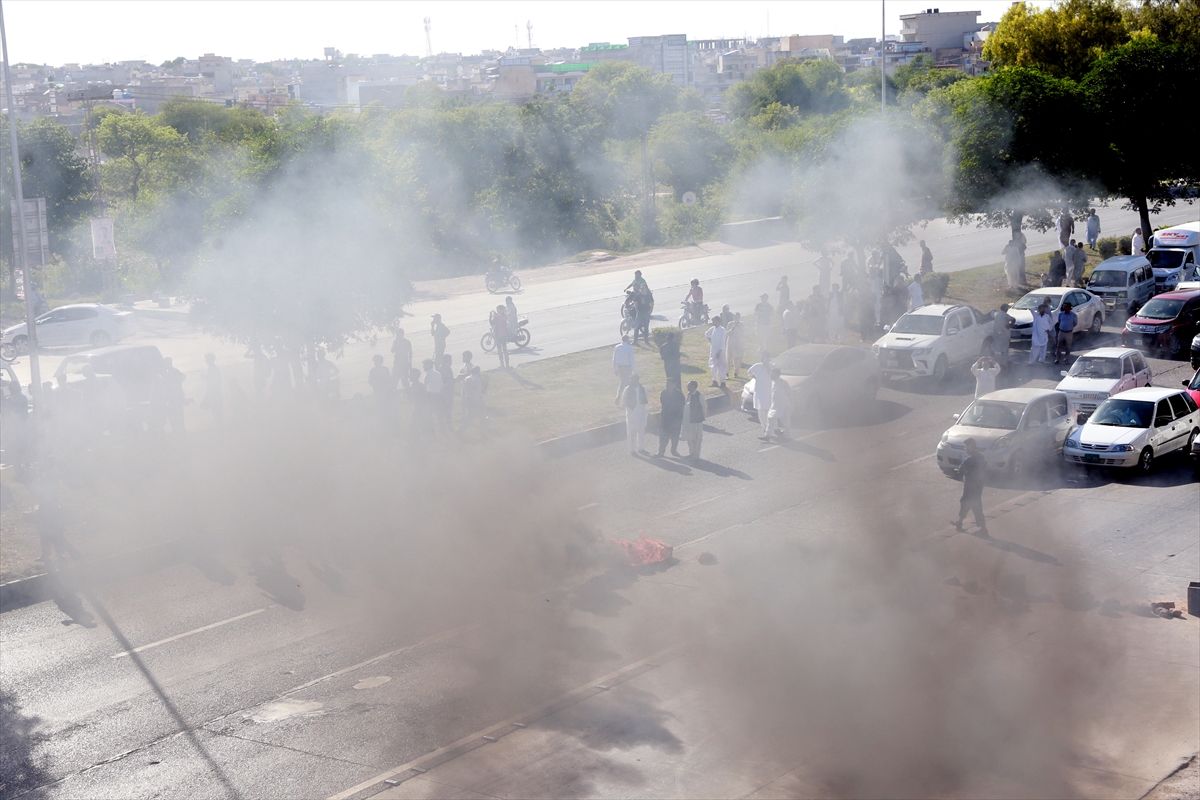 Pakistan'da İmran Han destekçilerinin protestosu ülkeyi karıştı