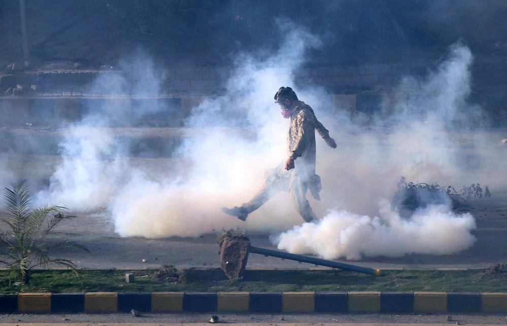 Pakistan'da İmran Han destekçilerinin protestosu ülkeyi karıştı