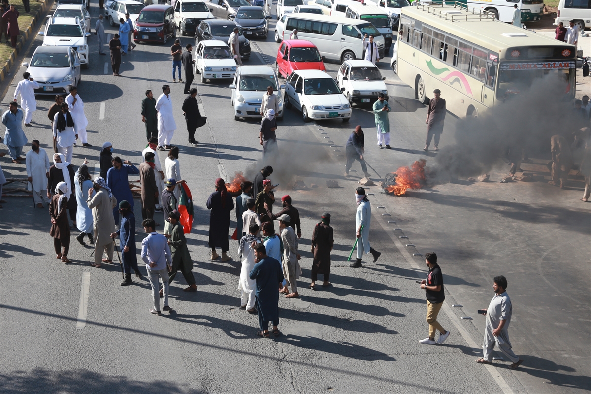 Pakistan'da İmran Han destekçilerinin protestosu ülkeyi karıştı