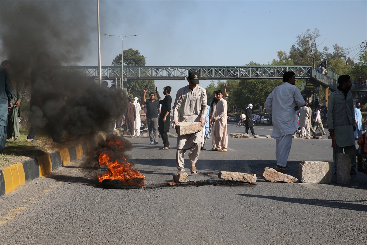 Pakistan'da İmran Han destekçilerinin protestosu ülkeyi karıştı