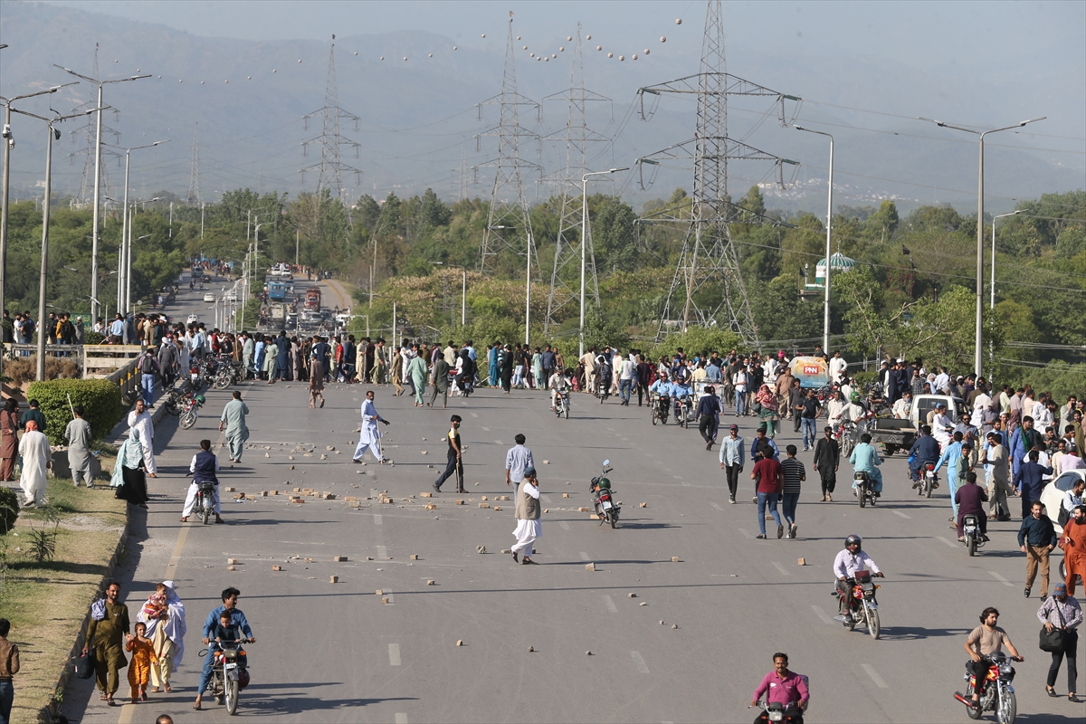 Pakistan'da İmran Han destekçilerinin protestosu ülkeyi karıştı
