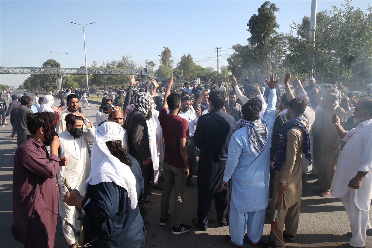 Pakistan'da İmran Han destekçilerinin protestosu ülkeyi karıştı