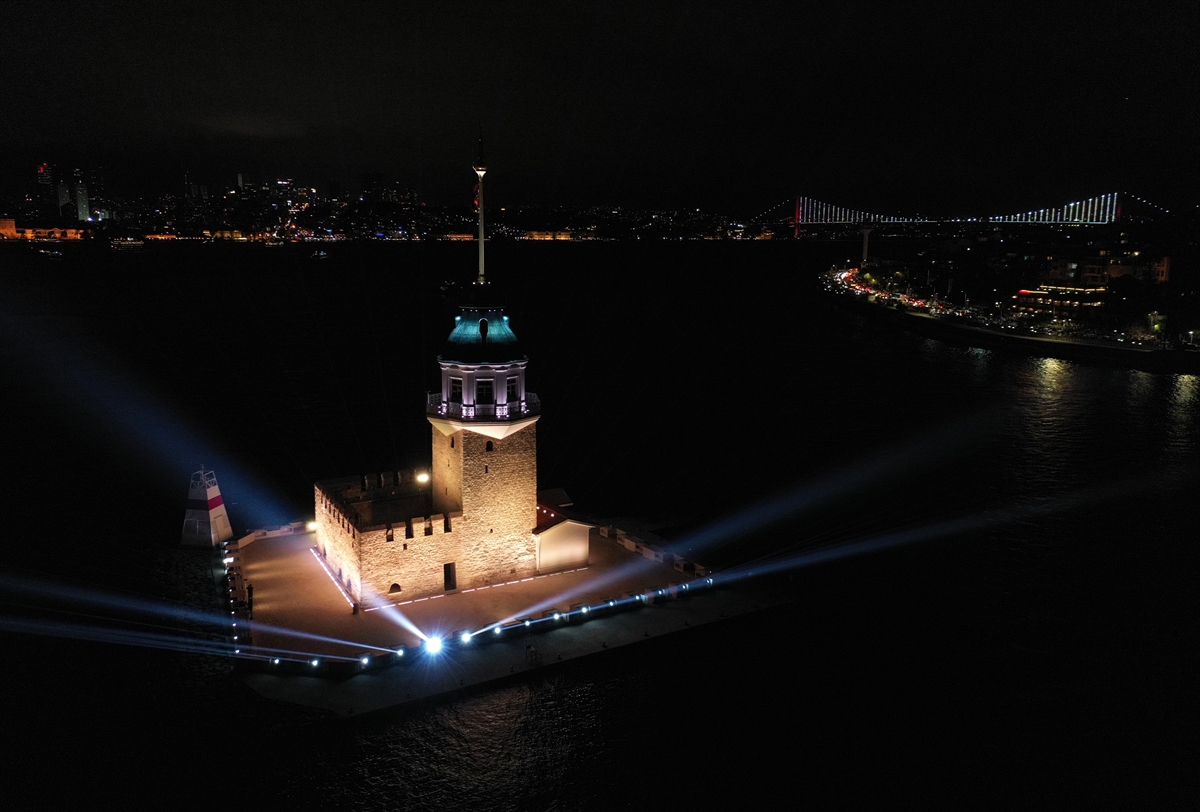 Kız Kulesi ışık ve lazer şovuyla açıldı