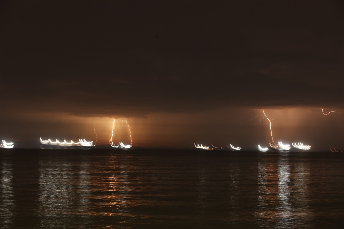 İstanbul'da şimseklerin ışığı tüm kenti sardı