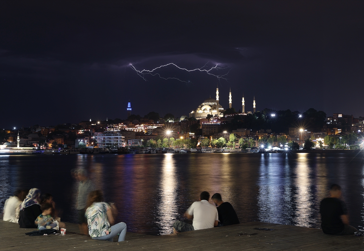 İstanbul'da şimseklerin ışığı tüm kenti sardı