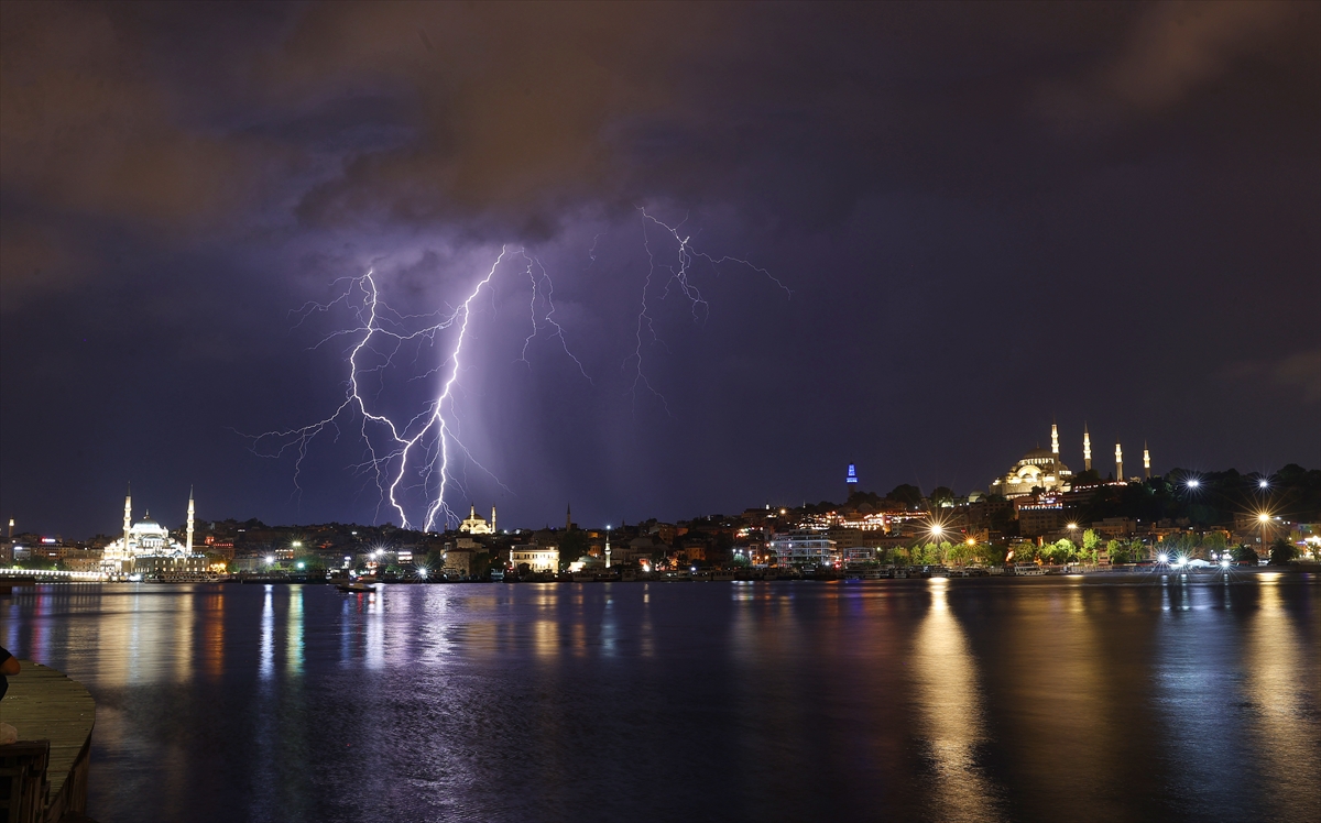 İstanbul'da şimseklerin ışığı tüm kenti sardı