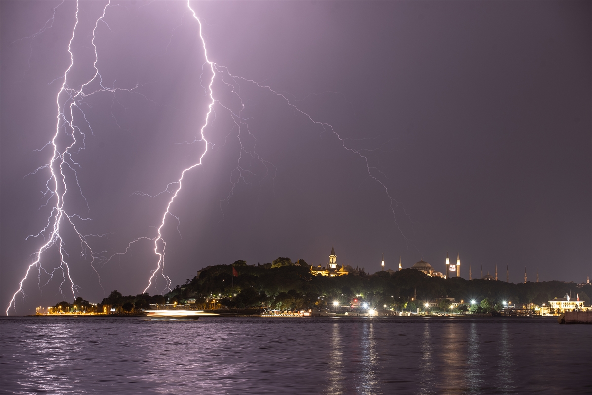İstanbul'da şimseklerin ışığı tüm kenti sardı