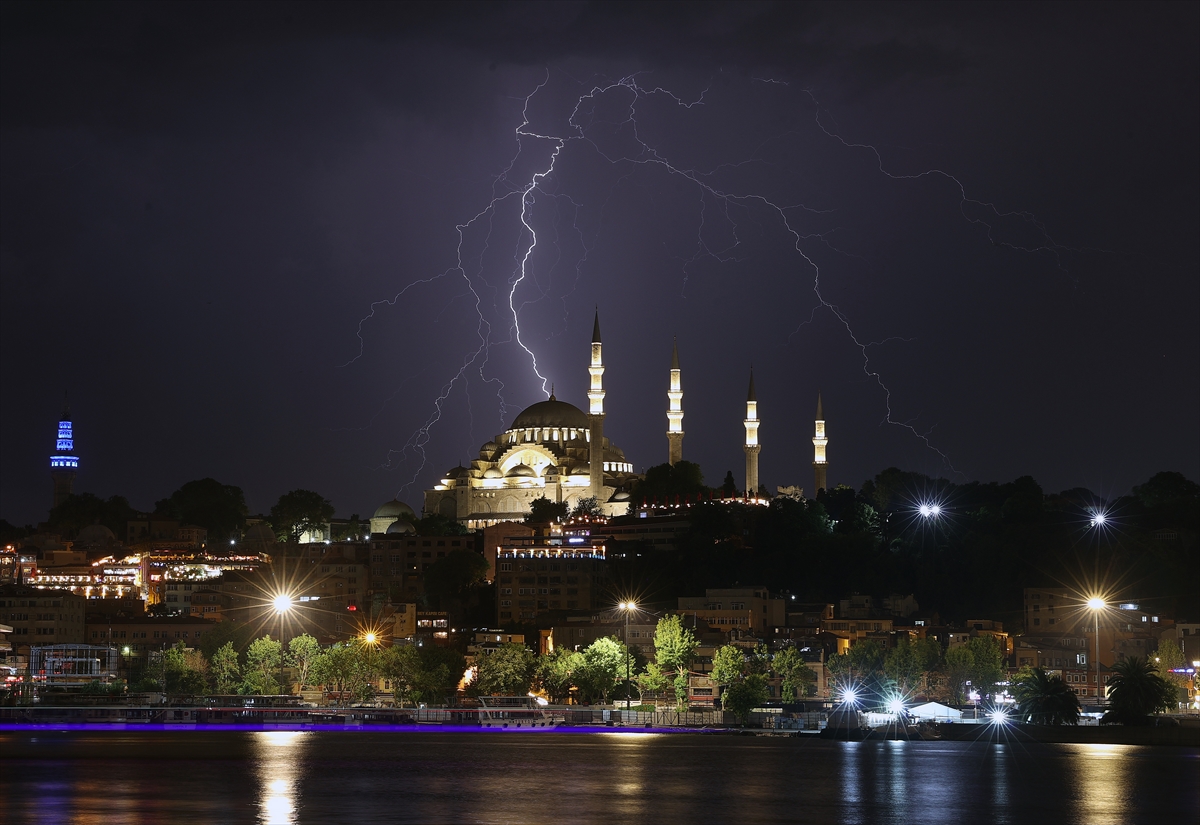 İstanbul'da şimseklerin ışığı tüm kenti sardı
