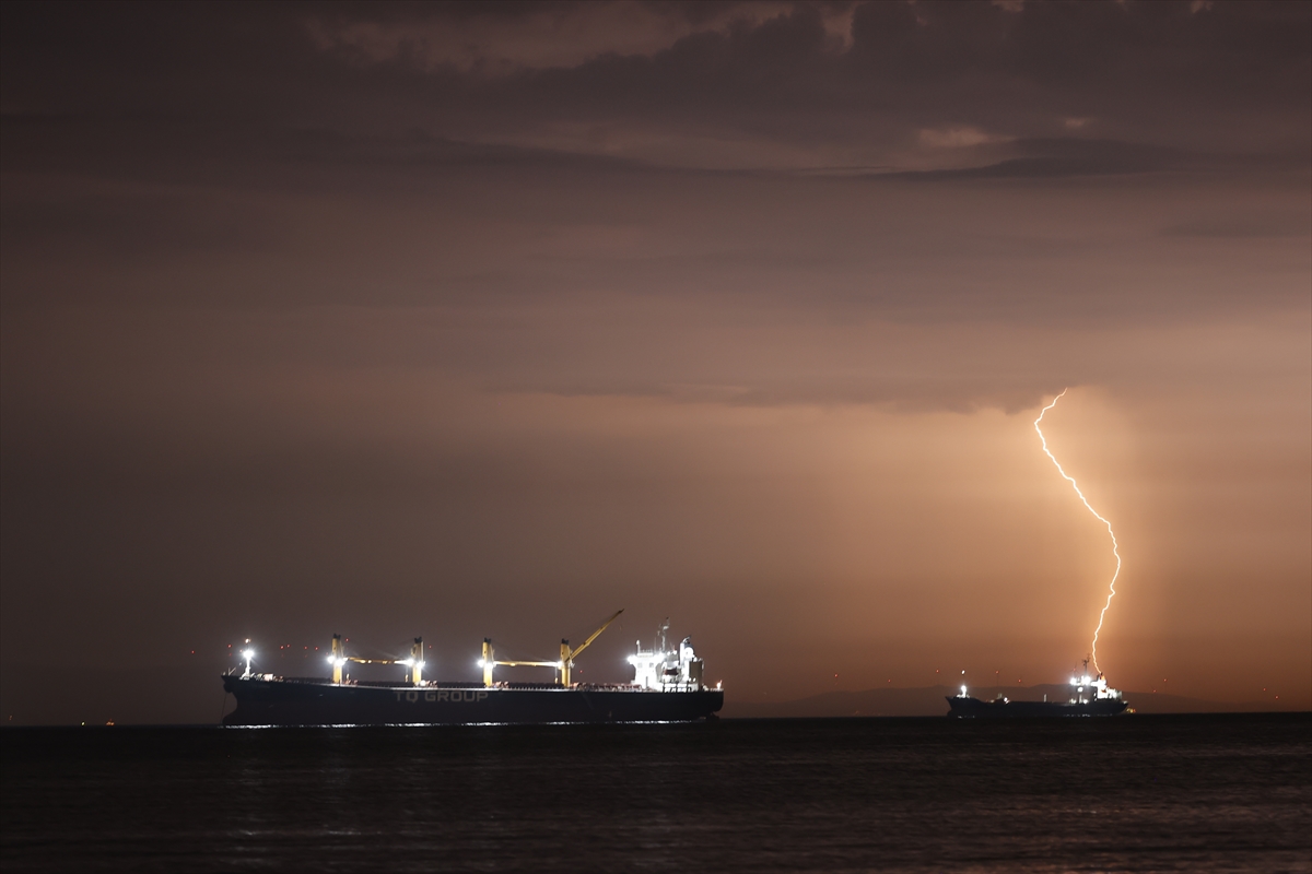 İstanbul'da şimseklerin ışığı tüm kenti sardı