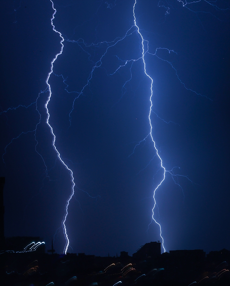 İstanbul'da şimseklerin ışığı tüm kenti sardı