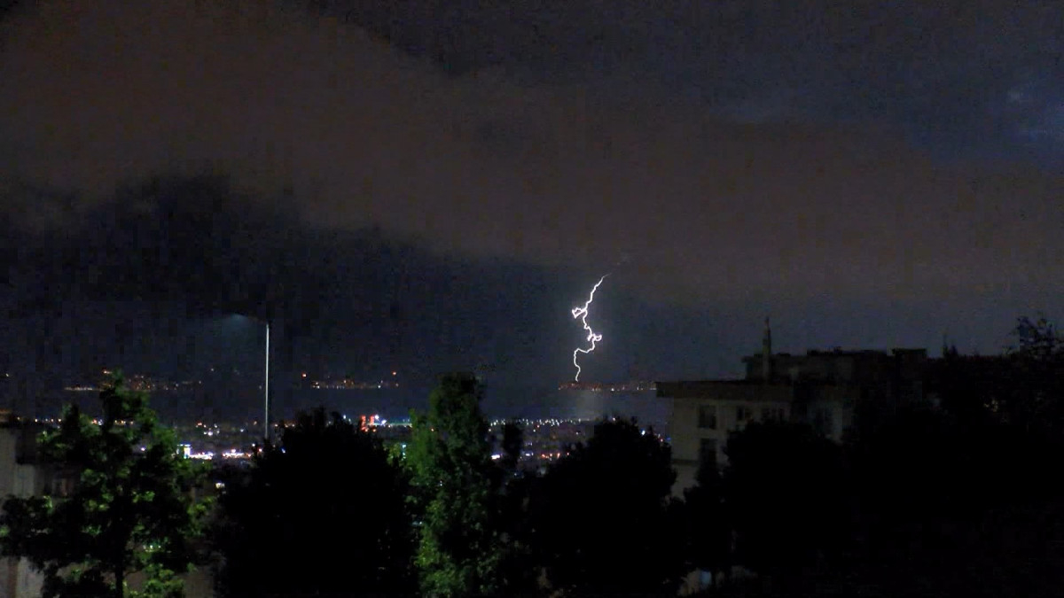 İstanbul'da şimseklerin ışığı tüm kenti sardı