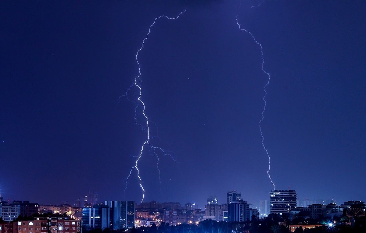 İstanbul'da şimseklerin ışığı tüm kenti sardı