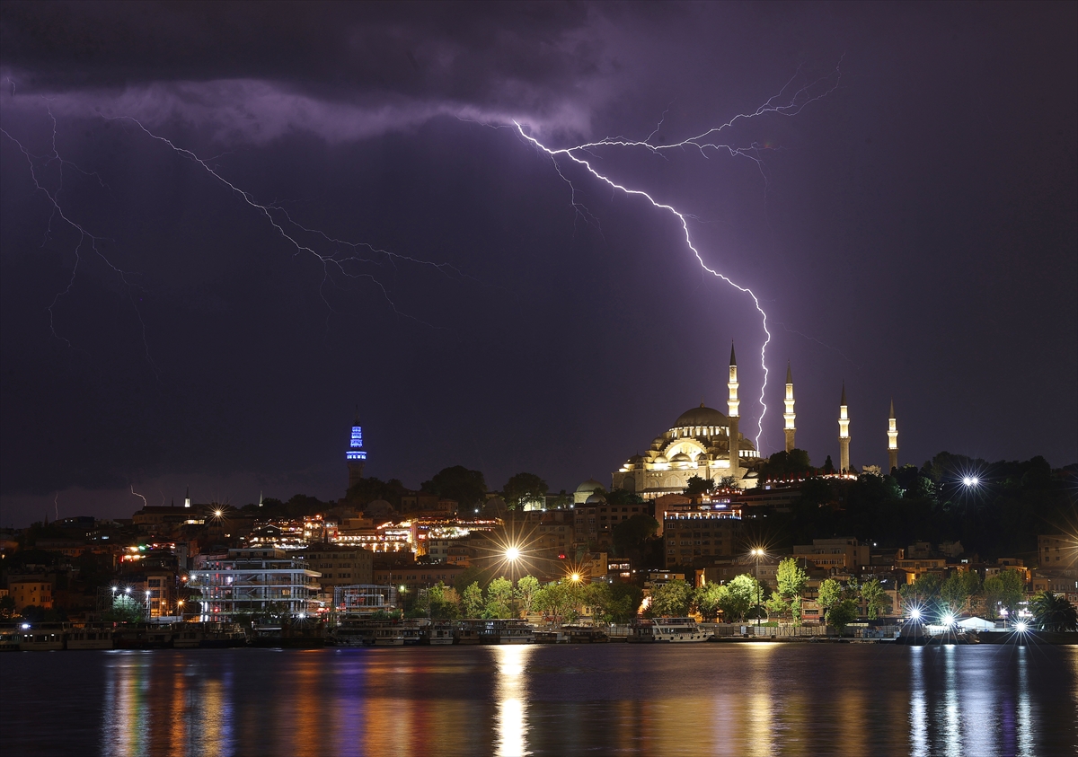 İstanbul'da şimseklerin ışığı tüm kenti sardı