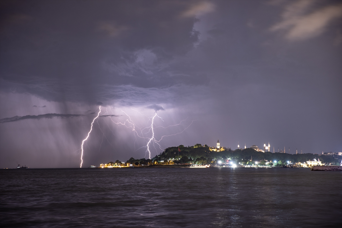 İstanbul'da şimseklerin ışığı tüm kenti sardı