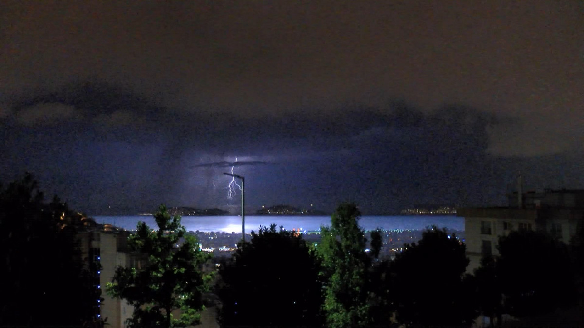 İstanbul'da şimseklerin ışığı tüm kenti sardı