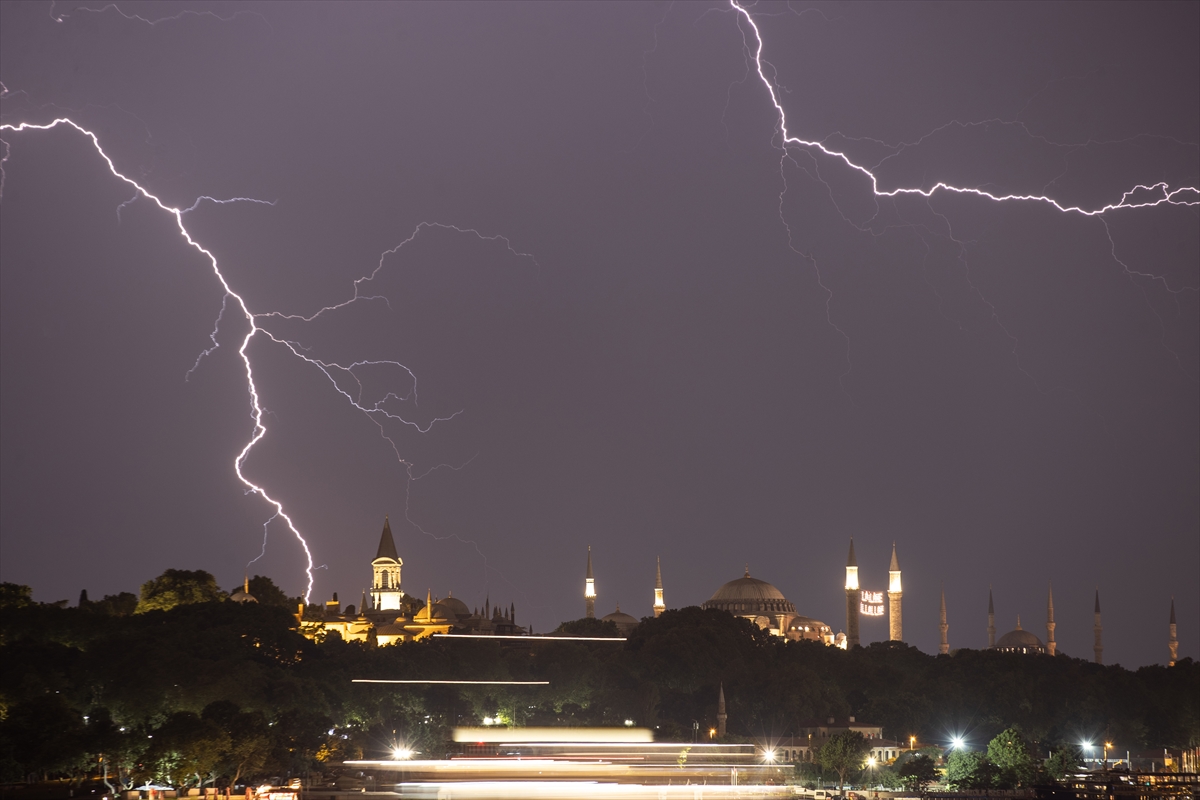 İstanbul'da şimseklerin ışığı tüm kenti sardı