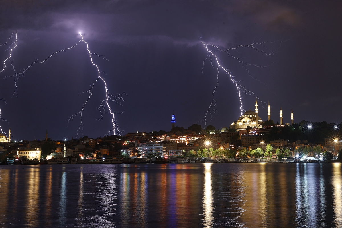 İstanbul'da şimseklerin ışığı tüm kenti sardı