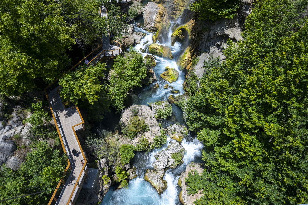 Konya'nın doğal güzelliklerinden Yerköprü Şelalesi'nden manzalaralar