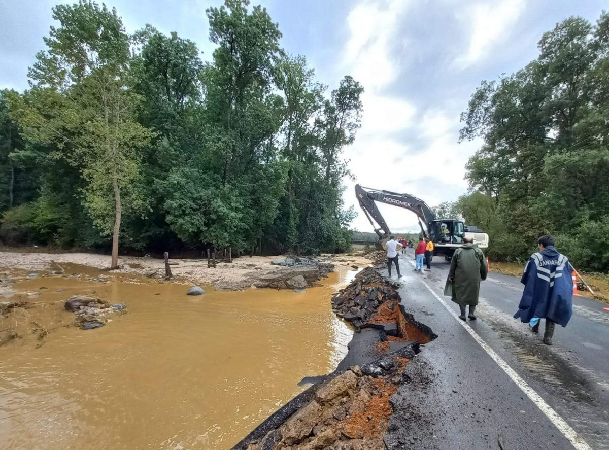 Kırklareli'de sağanak yağış sele sebep oldu