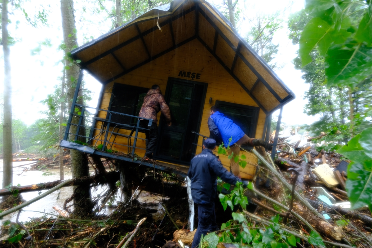 Kırklareli'de sağanak yağış sele sebep oldu
