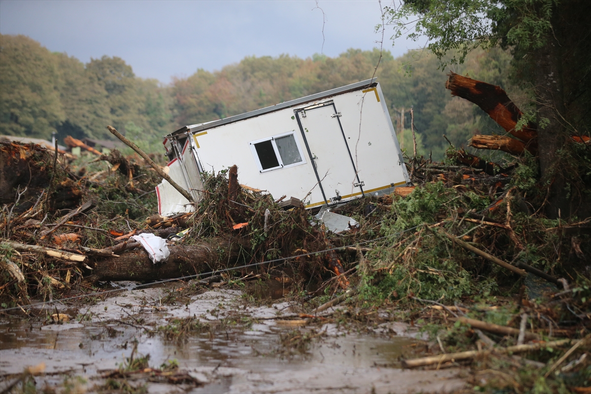 Kırklareli'de sağanak yağış sele sebep oldu