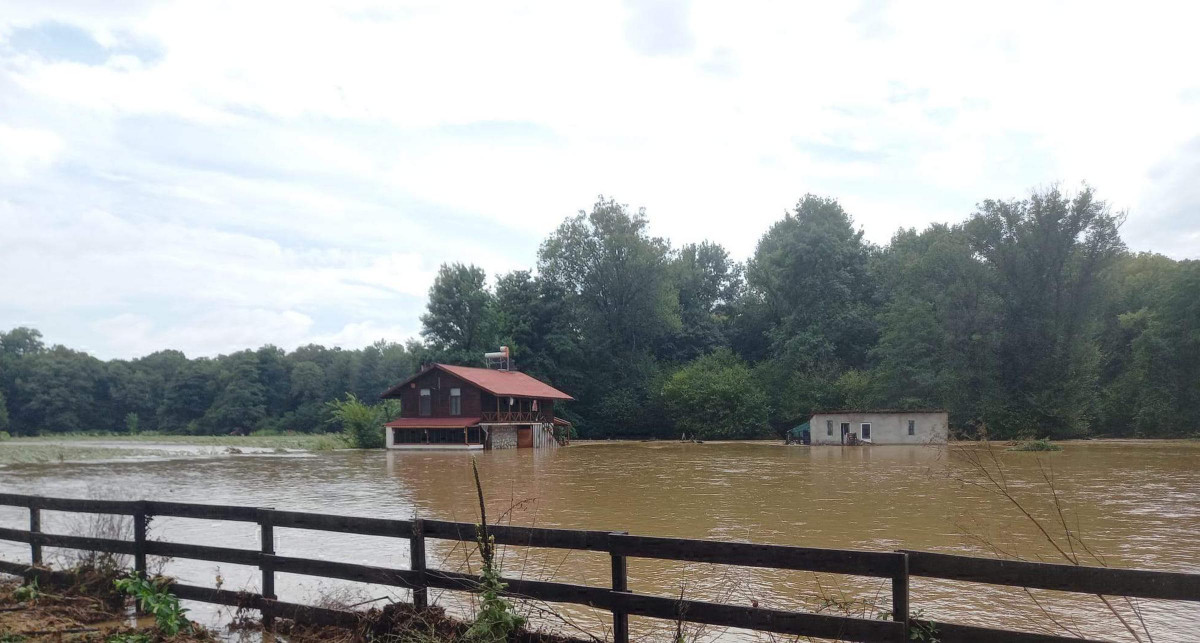 Kırklareli'de sağanak yağış sele sebep oldu