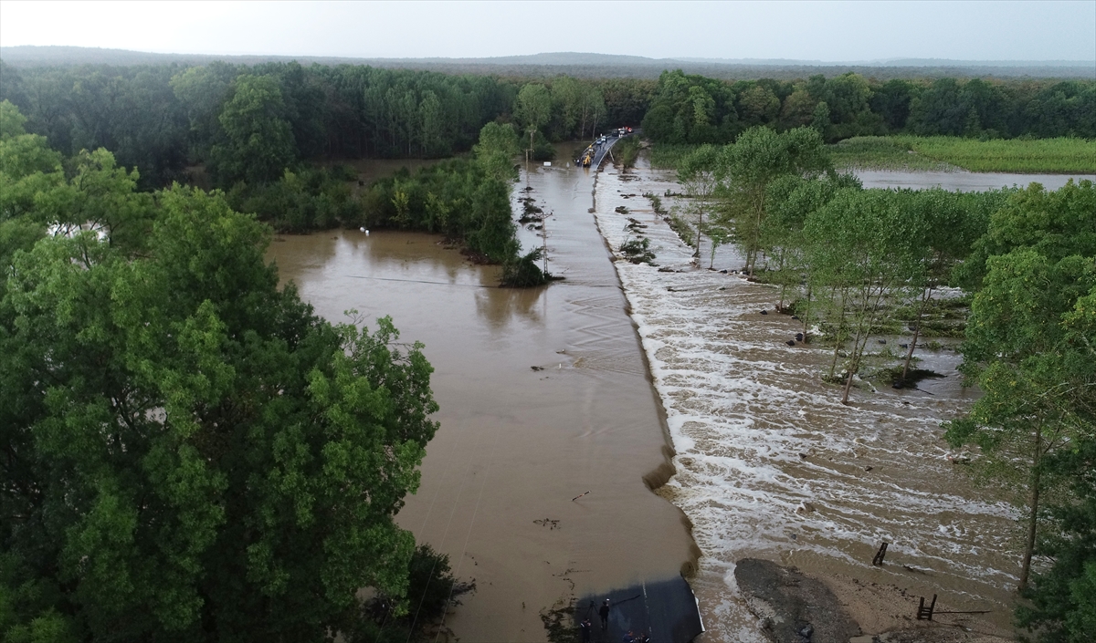 Kırklareli'de sağanak yağış sele sebep oldu