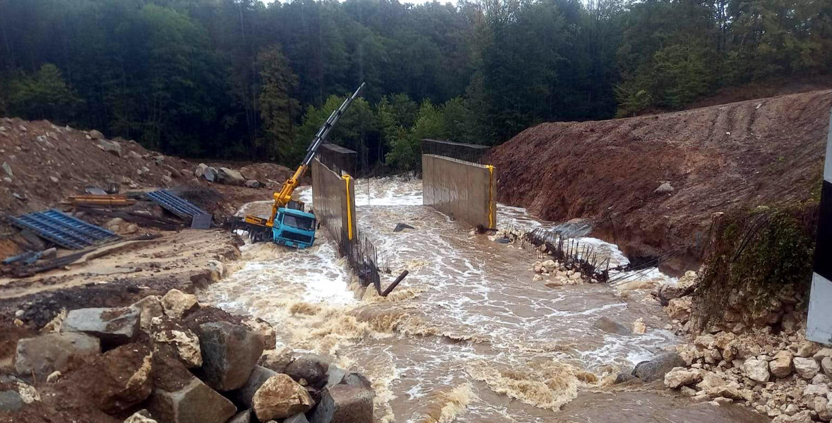 Kırklareli'de sağanak yağış sele sebep oldu