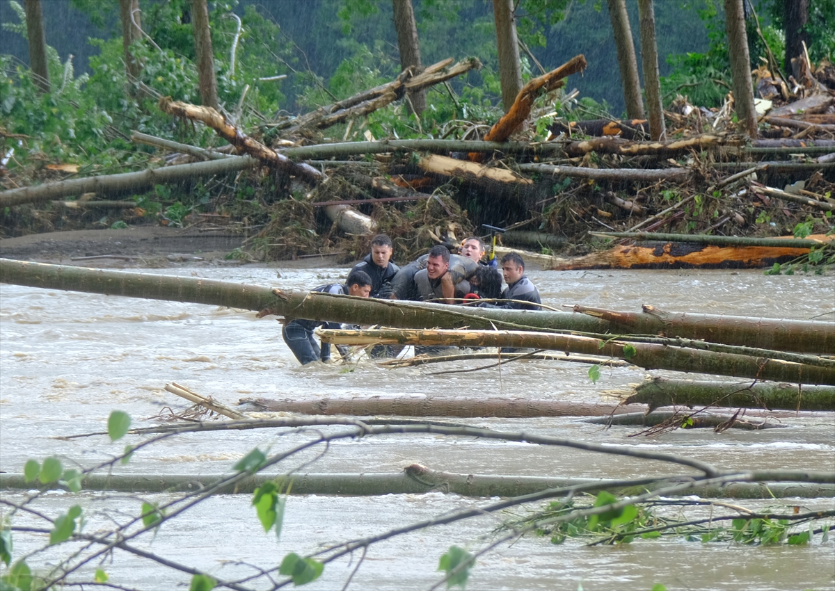 Kırklareli'de sağanak yağış sele sebep oldu