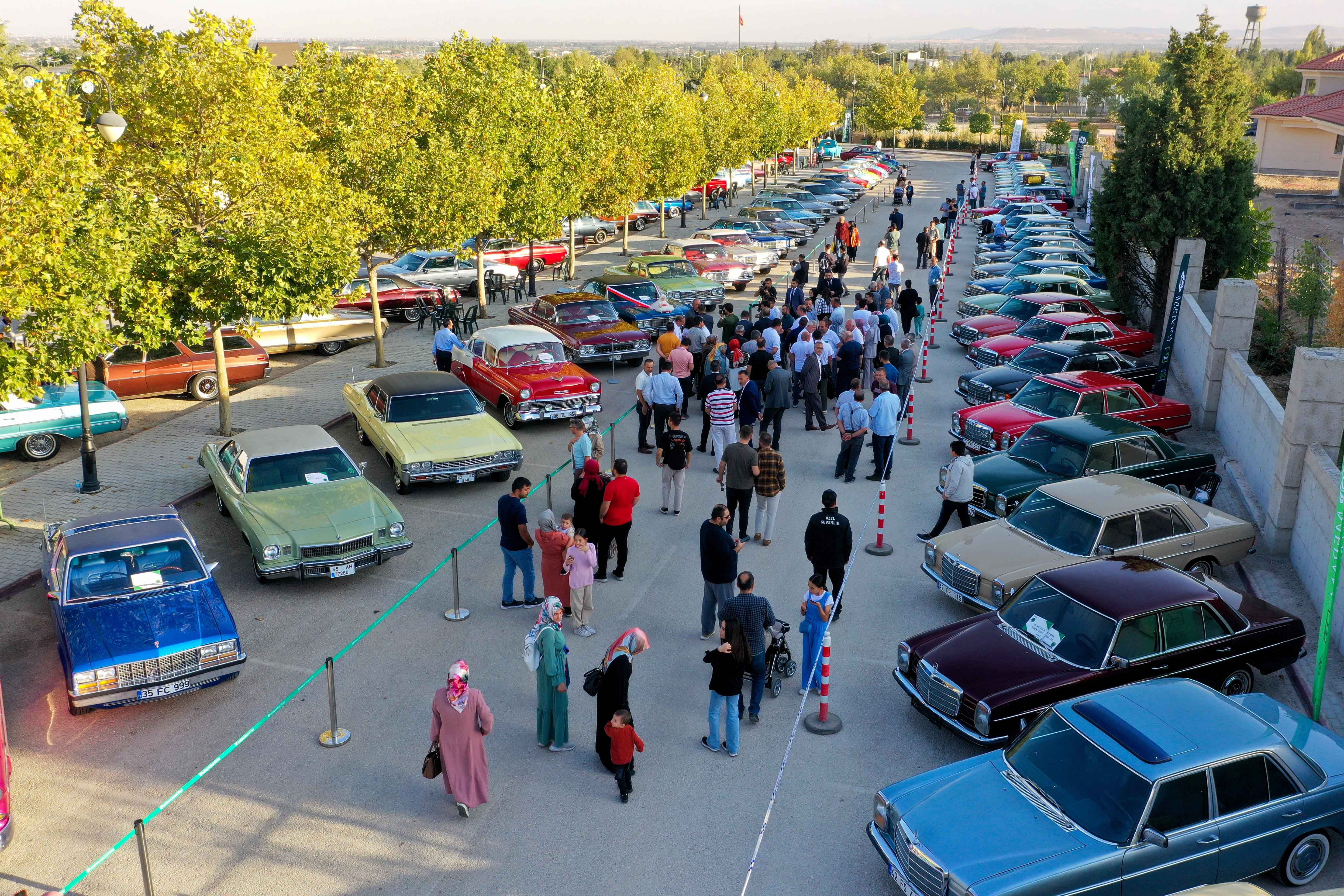 Konya'da klasik otomobil sergisiyle nostaljik yolculuk