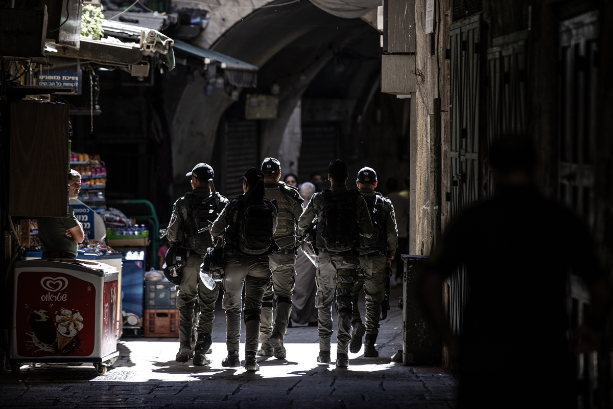 İsrail, Filistinlilerin cuma namazı için Mescid-i Aksa'ya geçişlerini engelliyor