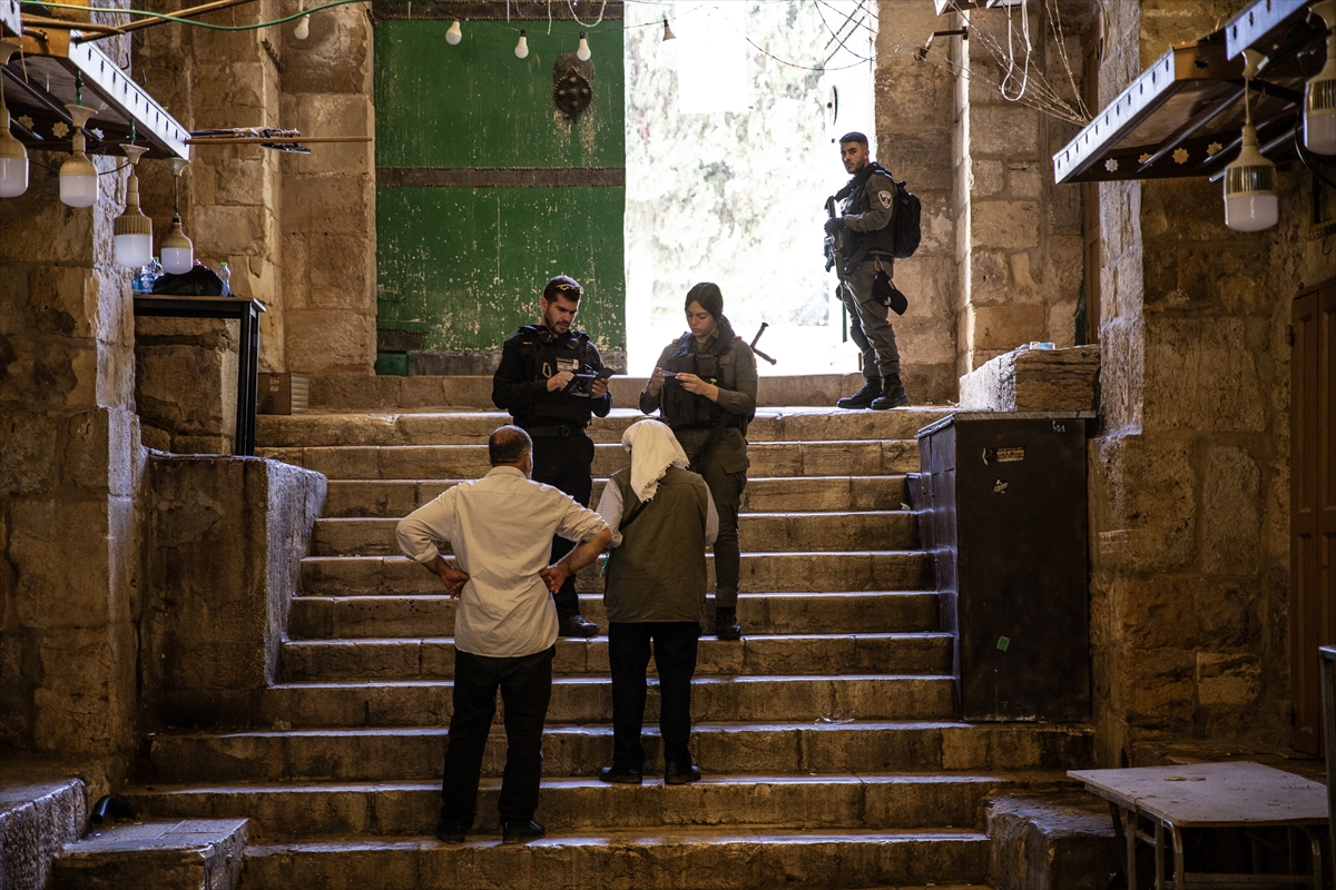 İsrail, Filistinlilerin cuma namazı için Mescid-i Aksa'ya geçişlerini engelliyor