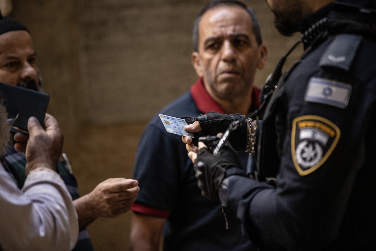 İsrail, Filistinlilerin cuma namazı için Mescid-i Aksa'ya geçişlerini engelliyor