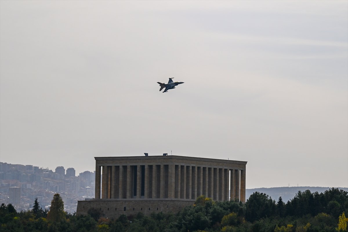 SOLOTÜRK, Anıtkabir üzerinde prova uçuşu yaptı