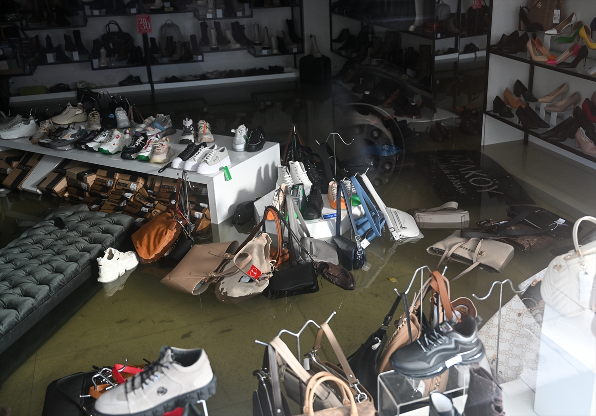 Sağanak yağmur sonrası İzmir sular altında kaldı...