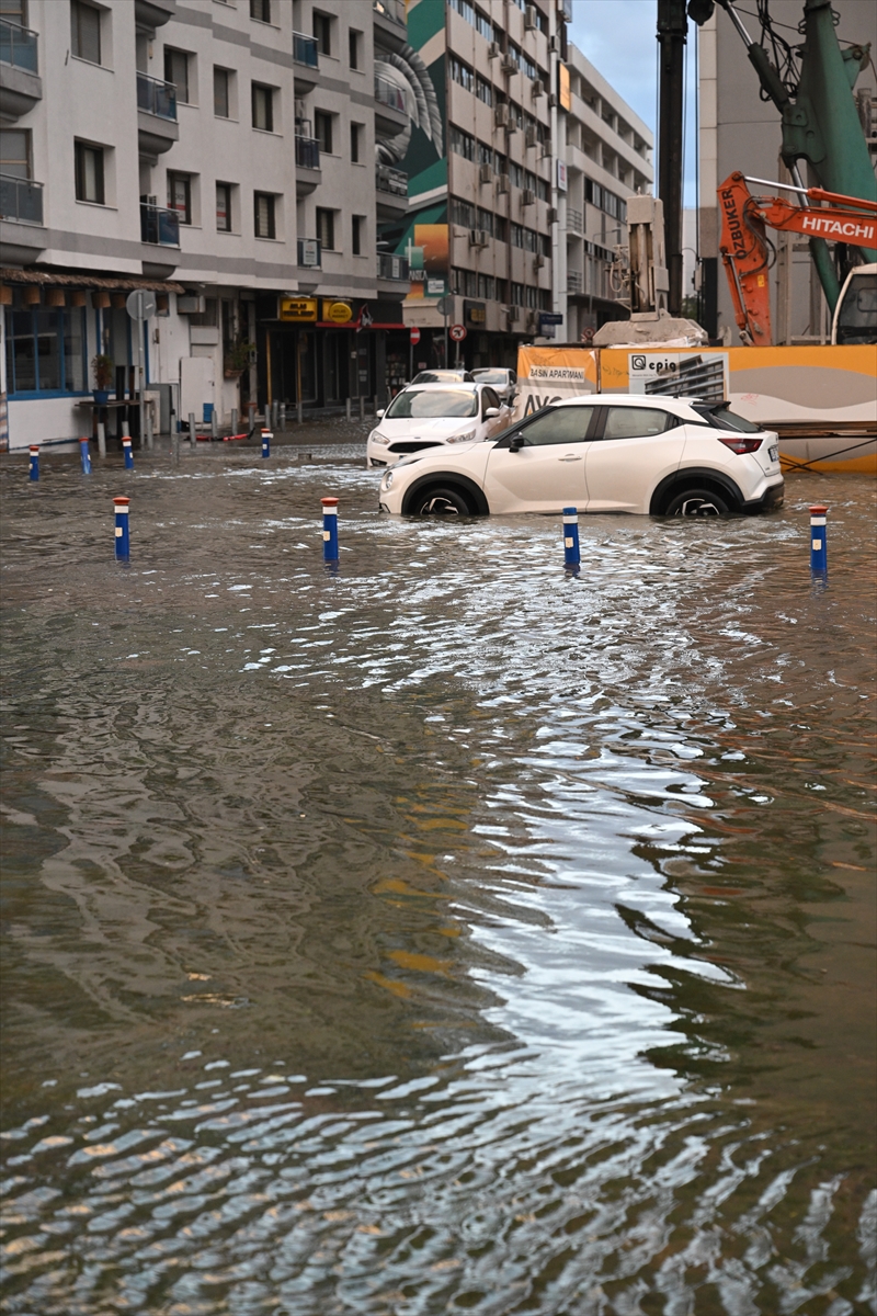 Sağanak yağmur sonrası İzmir sular altında kaldı...