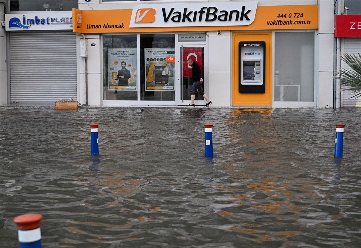 Sağanak yağmur sonrası İzmir sular altında kaldı...