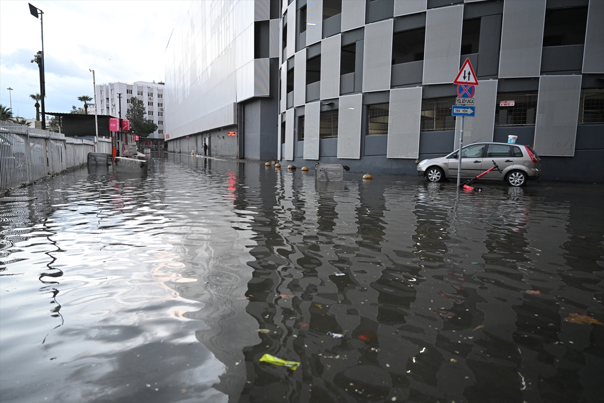 Sağanak yağmur sonrası İzmir sular altında kaldı...