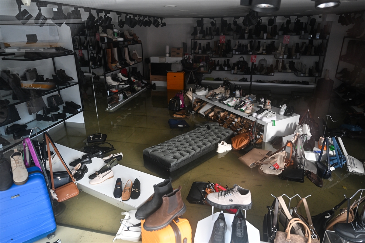 Sağanak yağmur sonrası İzmir sular altında kaldı...