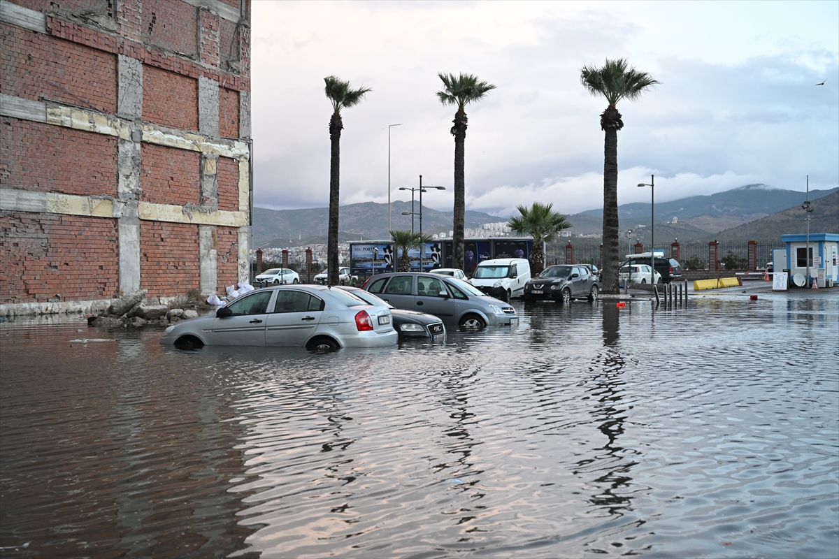 Sağanak yağmur sonrası İzmir sular altında kaldı...