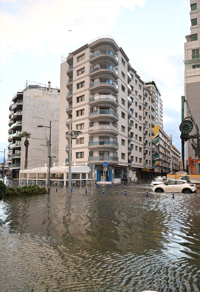 Sağanak yağmur sonrası İzmir sular altında kaldı...