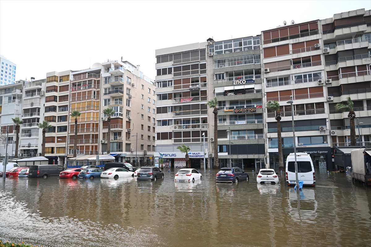 Sağanak yağmur sonrası İzmir sular altında kaldı...