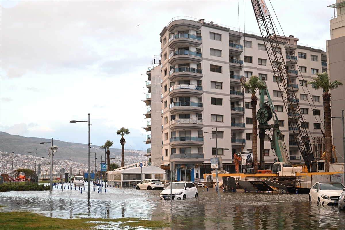 Sağanak yağmur sonrası İzmir sular altında kaldı...