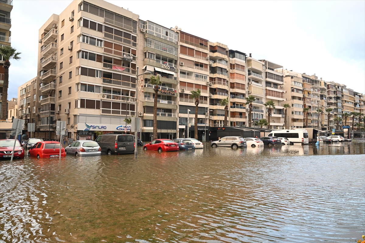 Sağanak yağmur sonrası İzmir sular altında kaldı...