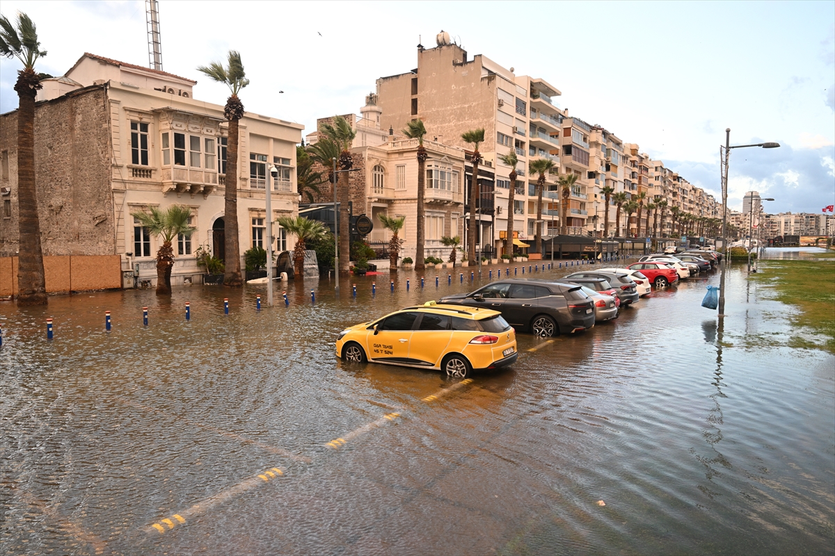 Sağanak yağmur sonrası İzmir sular altında kaldı...