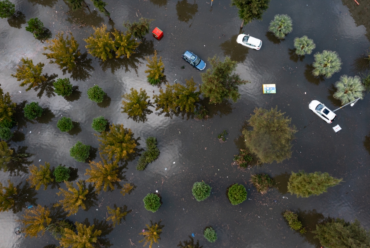 Sağanak yağmur sonrası İzmir sular altında kaldı...