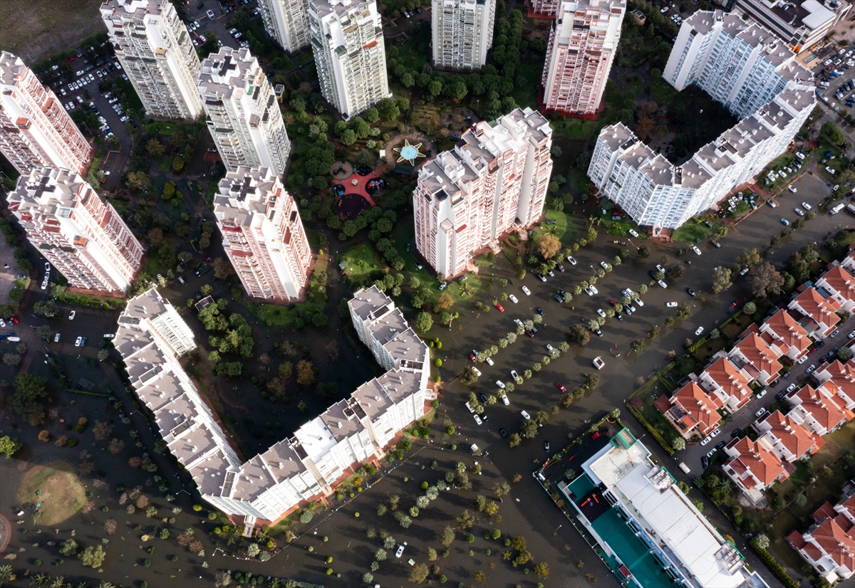 Sağanak yağmur sonrası İzmir sular altında kaldı...